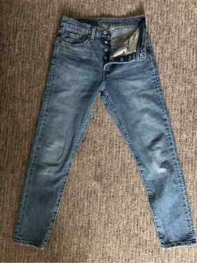 The PERFECT 501 Levi’s.😍 Size 28. See exact measurements for sizing.
